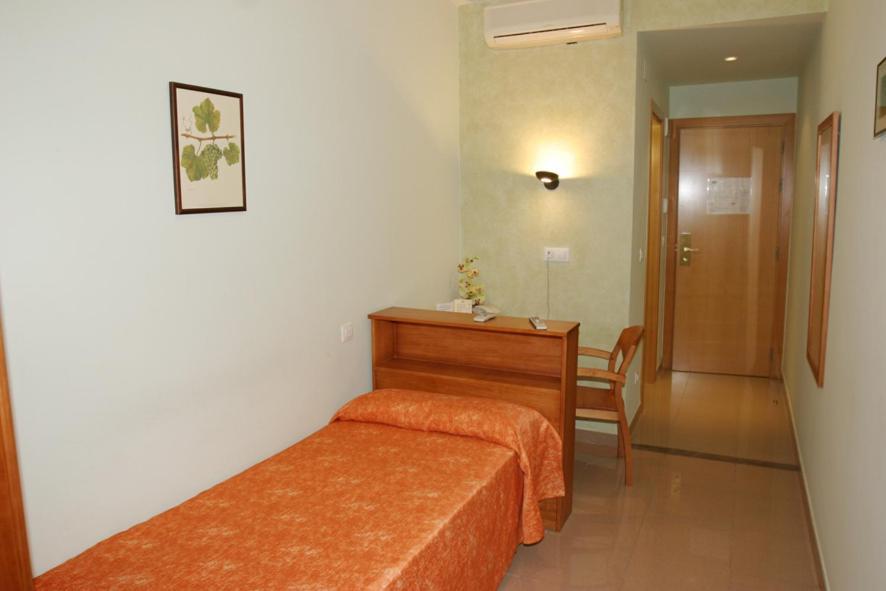 Hotel Fonda Neus Sant Sadurní dʼAnoia Esterno foto