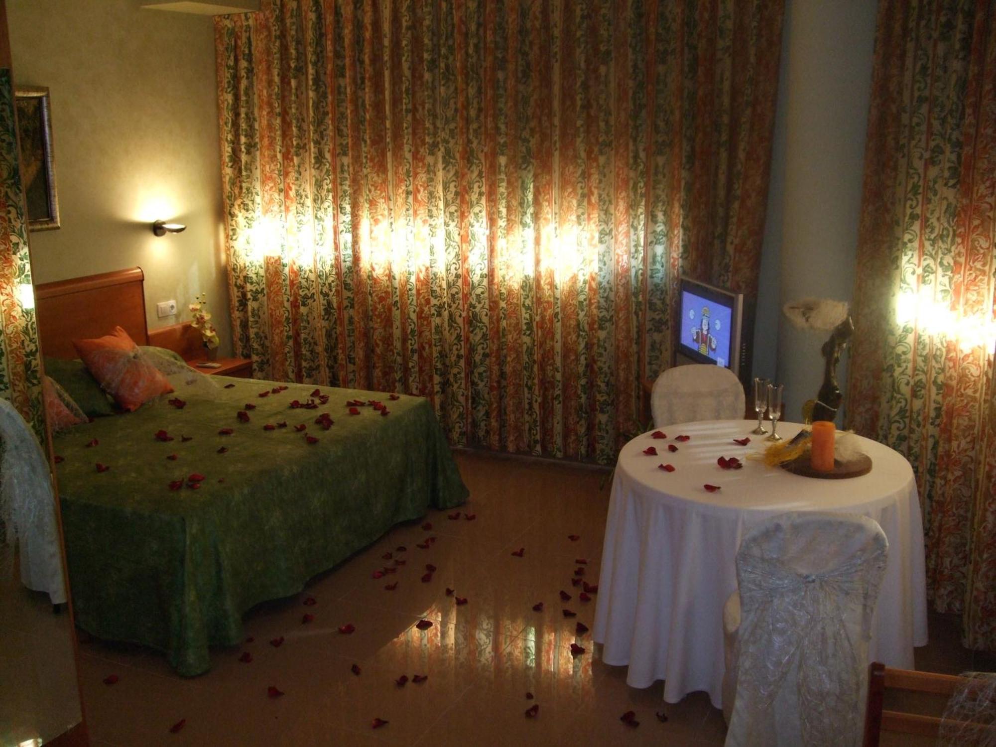 Hotel Fonda Neus Sant Sadurní dʼAnoia Esterno foto