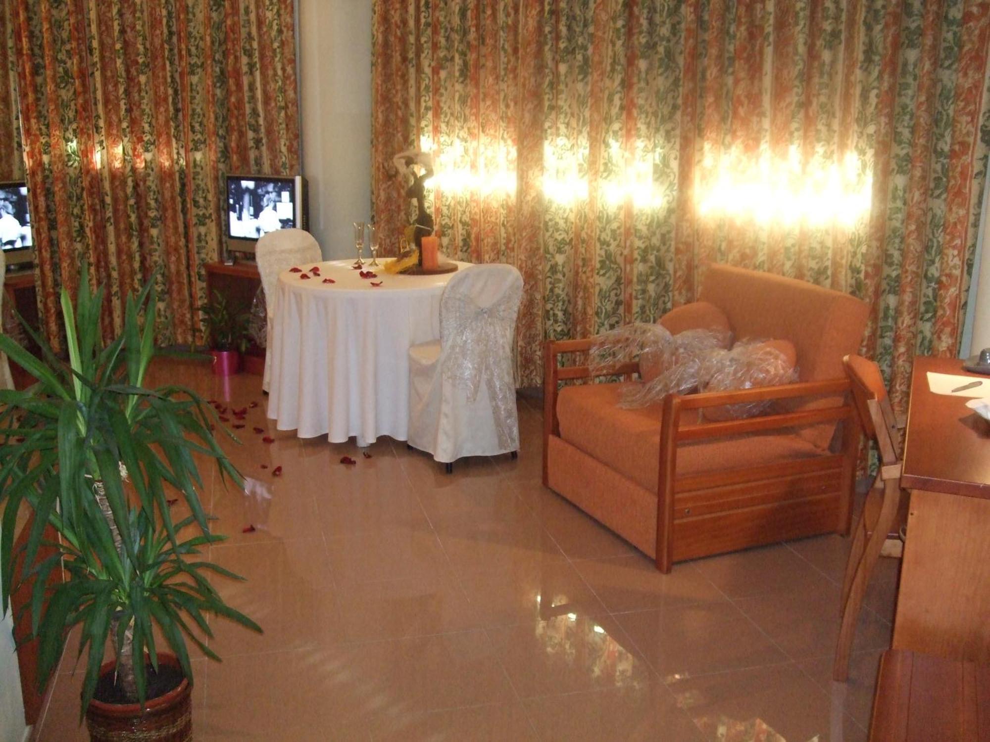 Hotel Fonda Neus Sant Sadurní dʼAnoia Esterno foto