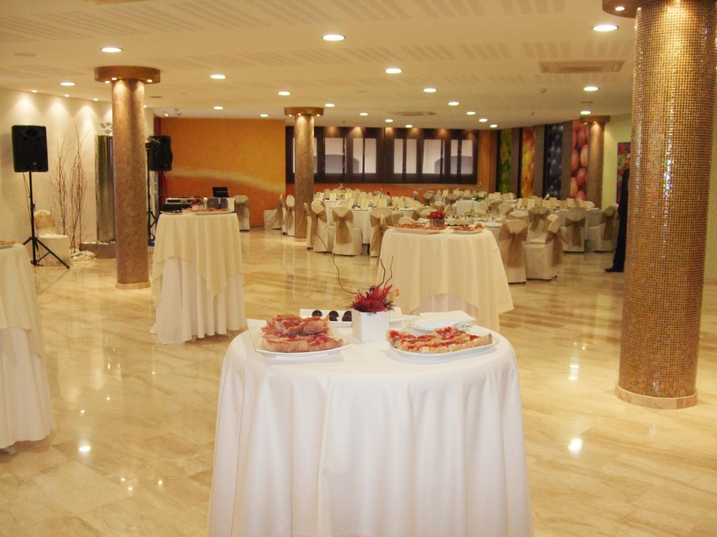 Hotel Fonda Neus Sant Sadurní dʼAnoia Esterno foto