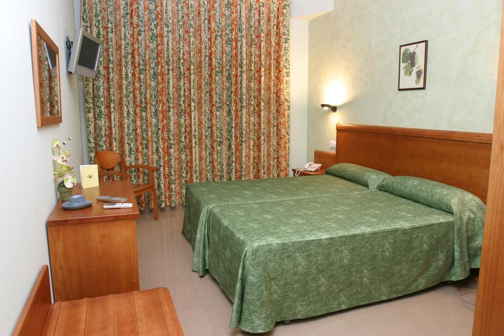 Hotel Fonda Neus Sant Sadurní dʼAnoia Esterno foto